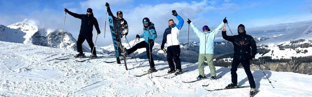 Un groupe de skieurs sur les pistes