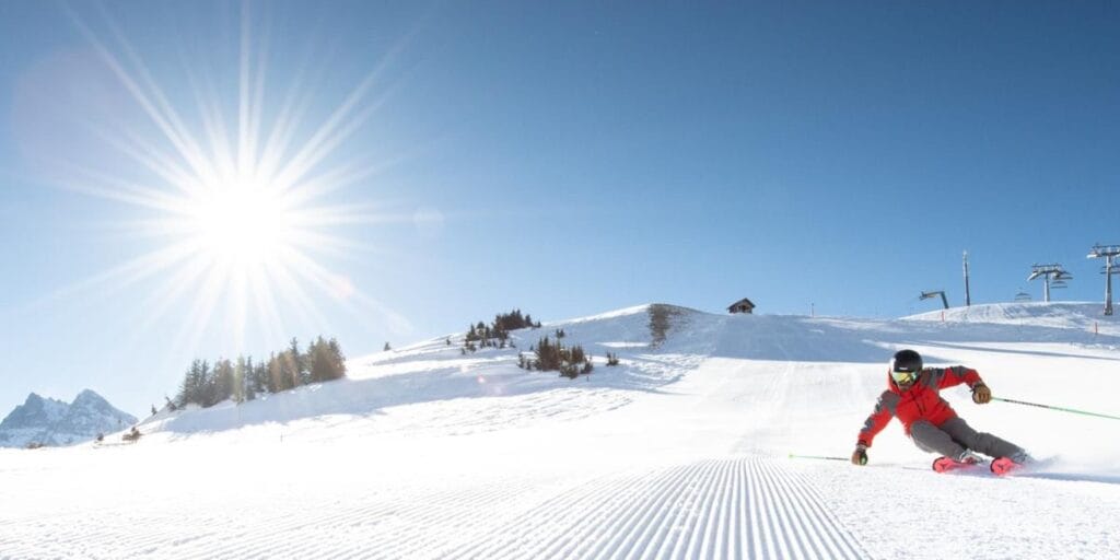 Skieur sur une piste ensoleillée