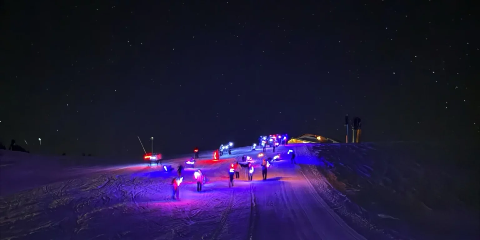Les pistes de nuit, éclairées, en montant vers le refuge